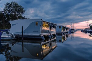 Escritorio, wifi gratis y ropa de cama 