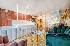 Habitación doble Deluxe, vista parcial al mar | Escritorio, wifi gratis y ropa de cama 