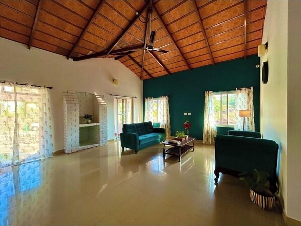 Family Villa, 4 Bedrooms, Balcony, City View | Living area