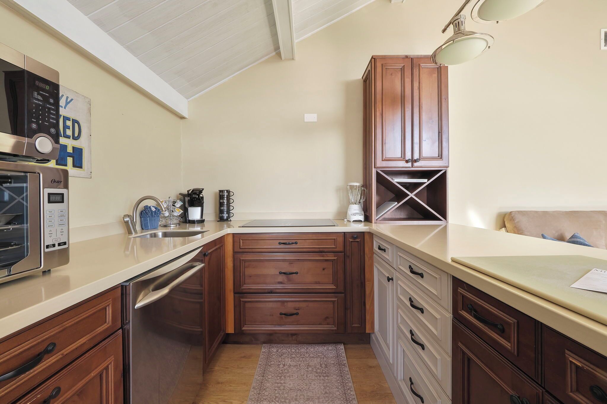 Jääkaappi, mikroaaltouuni, uuni, liesi