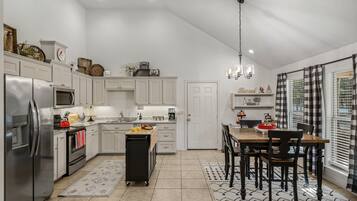 Køleskab, mikrobølgeovn, ovn, kogeplade