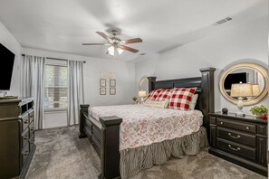 2 Schlafzimmer, Schreibtisch, Bügeleisen/Bügelbrett, Reisekinderbett