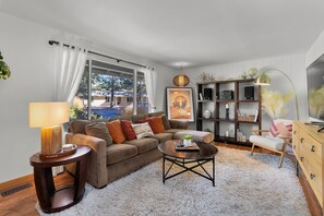 Smart TV, fireplace, ping pong - New! Chic Hideaway ~ Hot Tub ~ Ping Pong Table ~ Close to Old Mill (Bend)