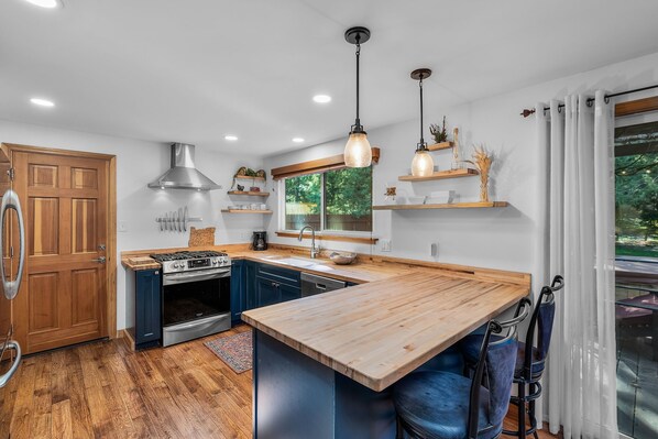 Fridge, microwave, oven, stovetop - New! Chic Hideaway ~ Hot Tub ~ Ping Pong Table ~ Close to Old Mill (Bend)