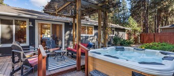 New! Chic Hideaway ~ Hot Tub ~ Ping Pong Table ~ Close to Old Mill