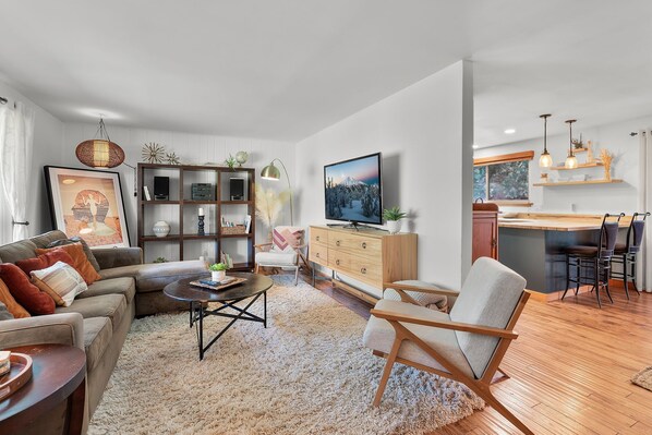 Smart-TV, Kamin, Tischtennisplatte