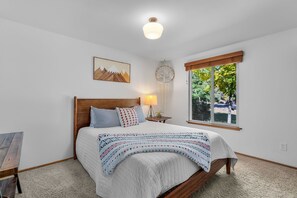 3 室のベッドルーム、アイロン / アイロン台、WiFi (無料)、ベッドシーツ