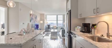 ثلاجة، ميكروويف، فرن، موقد طهي مسطح