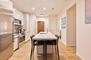 冷蔵庫、電子レンジ、オーブン、コンロ