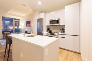 冷蔵庫、電子レンジ、オーブン、コンロ