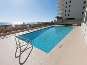 Innendørsbasseng og et oppvarmet basseng