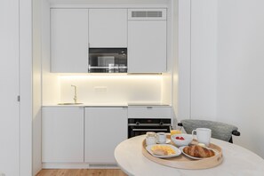 Réfrigérateur, four à micro-ondes, un four, cafetière-théière