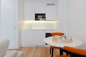 Refrigerador, microondas, horno y cafetera y tetera 