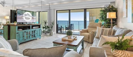 Apartamento, varias camas, balcón, vistas al mar (Shipwatch Surf & Yacht Club D502) | Zona de estar | Televisión de pantalla plana de 42 pulgadas con canales digitales