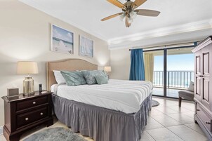 公寓式客房, 多张床, 阳台, 海洋景观 (Shipwatch Surf & Yacht Club D502) | 2 多间卧室、特色装修、特色家居