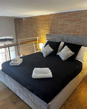 2 bedrooms, iron/ironing board, WiFi, bed sheets - Old Town Nest - Saffi Square (Civitavecchia)