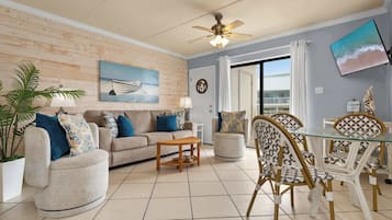 Apartment, Mehrere Betten, Balkon, eingeschränkter Meerblick (Sugar Beach 223) | Wohnbereich | 42-Zoll-Flachbildfernseher mit Digitalempfang