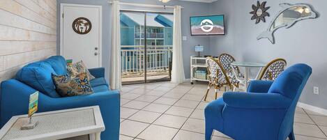 Leilighet, flere senger, balkong, delvis havutsikt (Sugar Beach 223) | Oppholdsområde | En 42-tommers Flatskjerm-TV med digitale kanaler