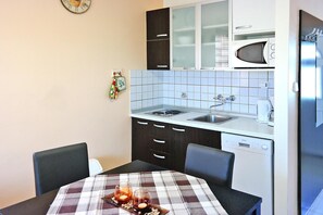 Fridge, microwave, dishwasher, coffee/tea maker - Apartments Lug, Privlaka With Pool (Privlaka)