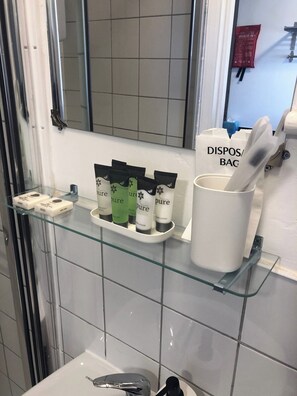 House | Bathroom | Shower, hair dryer, towels - Hackney E5 - Perfect for Couples Getaway (London)