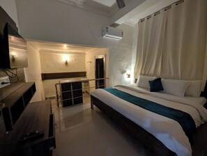Economy Room | Egyptian cotton sheets, premium bedding, down comforters, pillowtop beds
