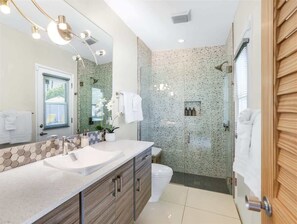 Douche, sèche-cheveux, shampoing