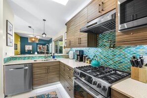 冷蔵庫、電子レンジ、オーブン、コンロ