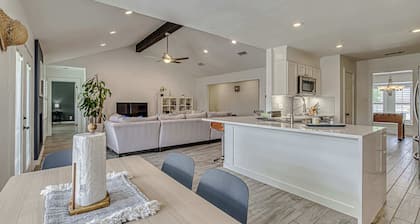 Family-Friendly 3BR w/ Private Pool & BBQ in SW Austin