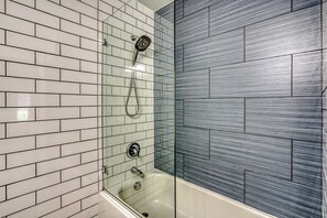 Douche, séchoir à cheveux, shampooing
