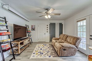 TV, table football, offices - Family-Friendly 3BR w/ Private Pool & BBQ in SW Austin (Austin)