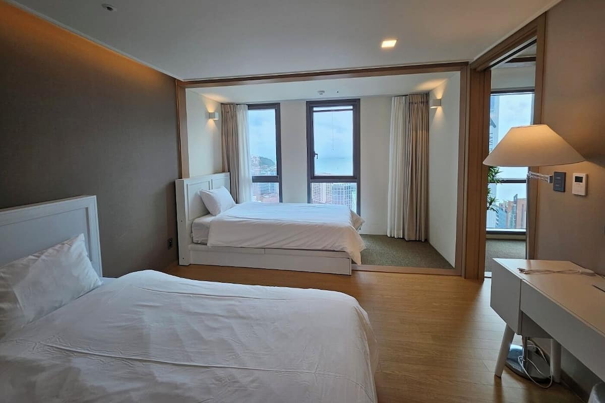 Deluxe Double Room, Sea View | Meja, ruang kerja komputer riba, kalis bunyi, Wi-fi percuma