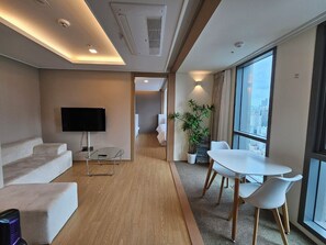 Chambre Double Deluxe, vue mer | Coin séjour | Télévision