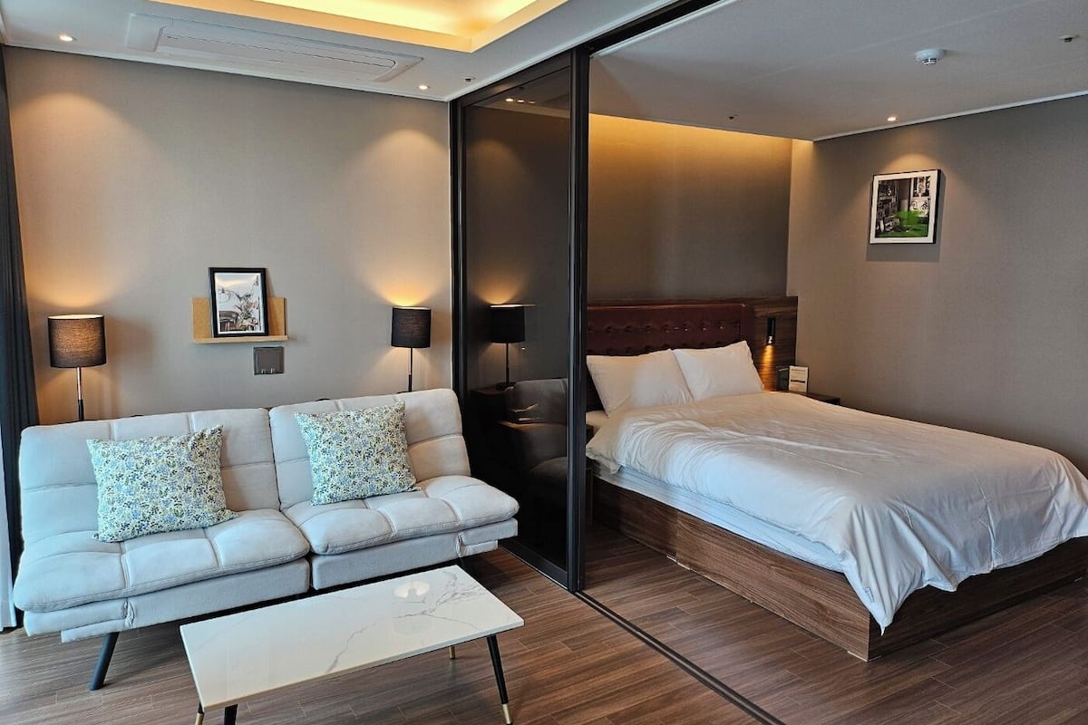 Superior Double Room, Partial Sea View | Ruang tamu | TV