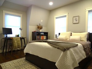 3 bedrooms, desk, iron/ironing board, travel cot