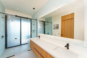Shower, towels - Ocean view home with infinity pool & soccer pitch near Tamarindo beach (Tamarindo)