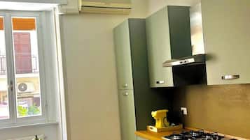 Microondas, horno, placa de cocina y lavavajillas