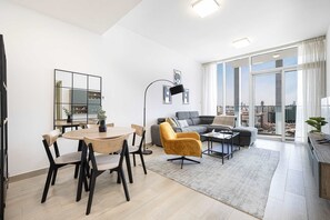 TV, peis og kontorer