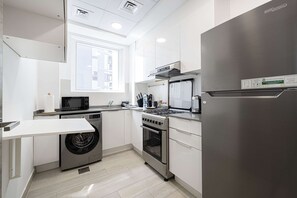 Køleskab, mikrobølgeovn, ovn, kogeplade