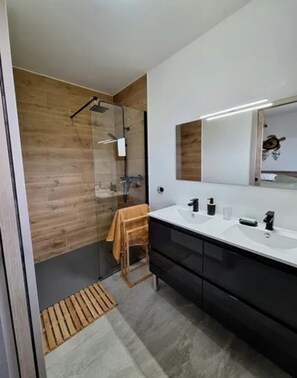 Douche, sèche-cheveux, serviettes fournies, savon