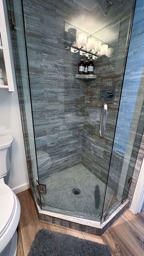 Douche, sèche-cheveux, serviettes fournies