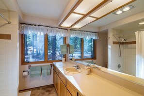 シャワー、ヘアドライヤー、タオル