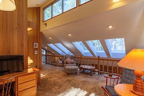 Smart TV, chimenea, reproductor de DVD, libros