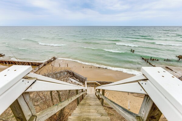 Cottage (3 Bedrooms) | Interior - Cottage w/ Private Beach + Fire Pit in Manistee! (Manistee)