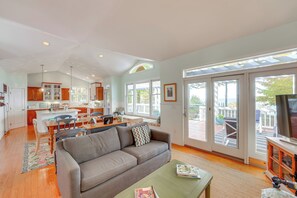 Cottage (3 Bedrooms) | Interior - Cottage w/ Private Beach + Fire Pit in Manistee! (Manistee)