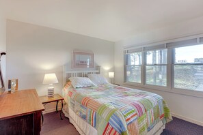 Interior - Cottage w/ Private Beach + Fire Pit in Manistee! (Manistee)