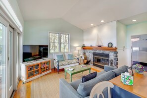 Interior - Cottage w/ Private Beach + Fire Pit in Manistee! (Manistee)