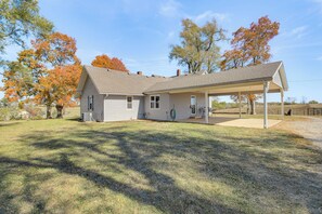 Interior - 15 Mi to La Cygne Lake: Peaceful Ranch Home (Drexel)