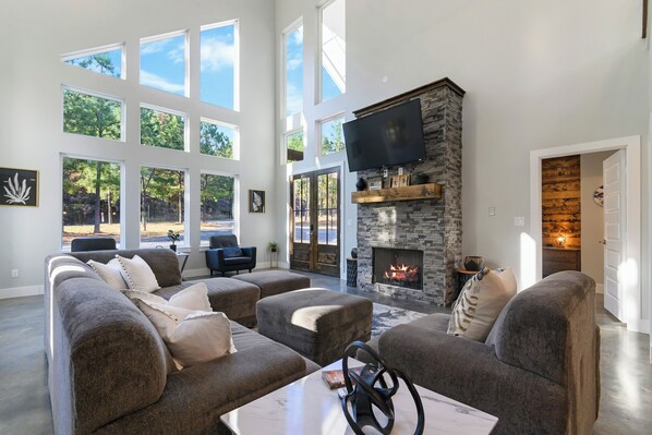 House (2 Bedrooms) | Interior - 3 Mi to Lake: Cabin w/ Hot Tub in Broken Bow! (Broken Bow)