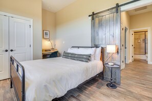 Interior - Scenic Views, Fire Pit: Texas Hill Country Getaway (Fischer)