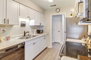 House (3 Bedrooms) | Interior - Patio for Al Fresco Dining: Home in Hinesville! (Hinesville)